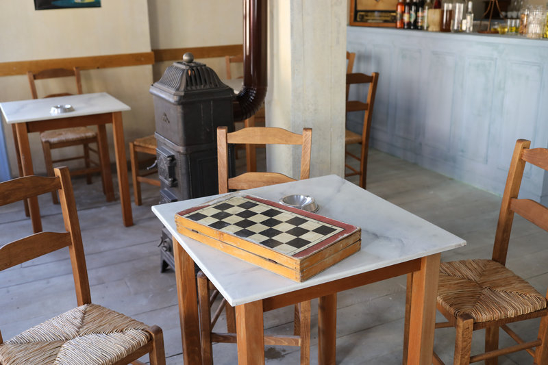 trapezi kafeneio tabli agries melisses ant1